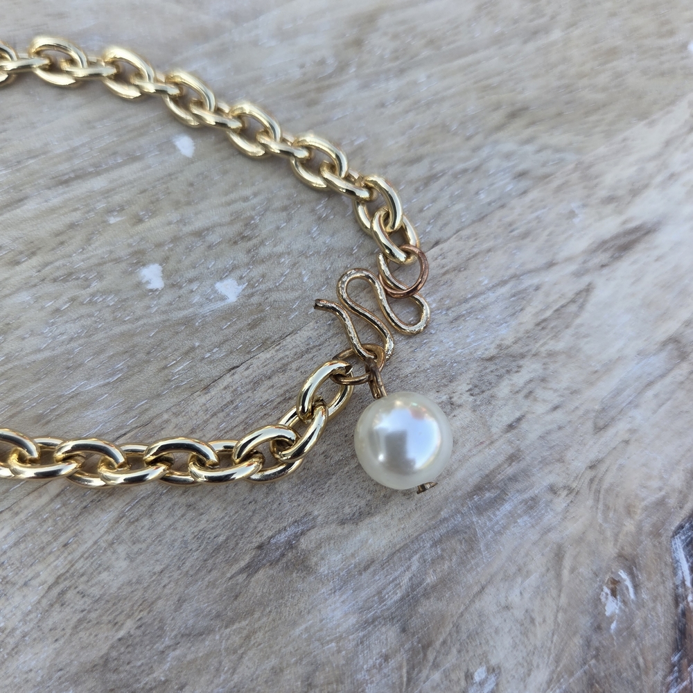 Elegant Gold Chain Bracelet with Pearl Charm - Picture 4 of 10